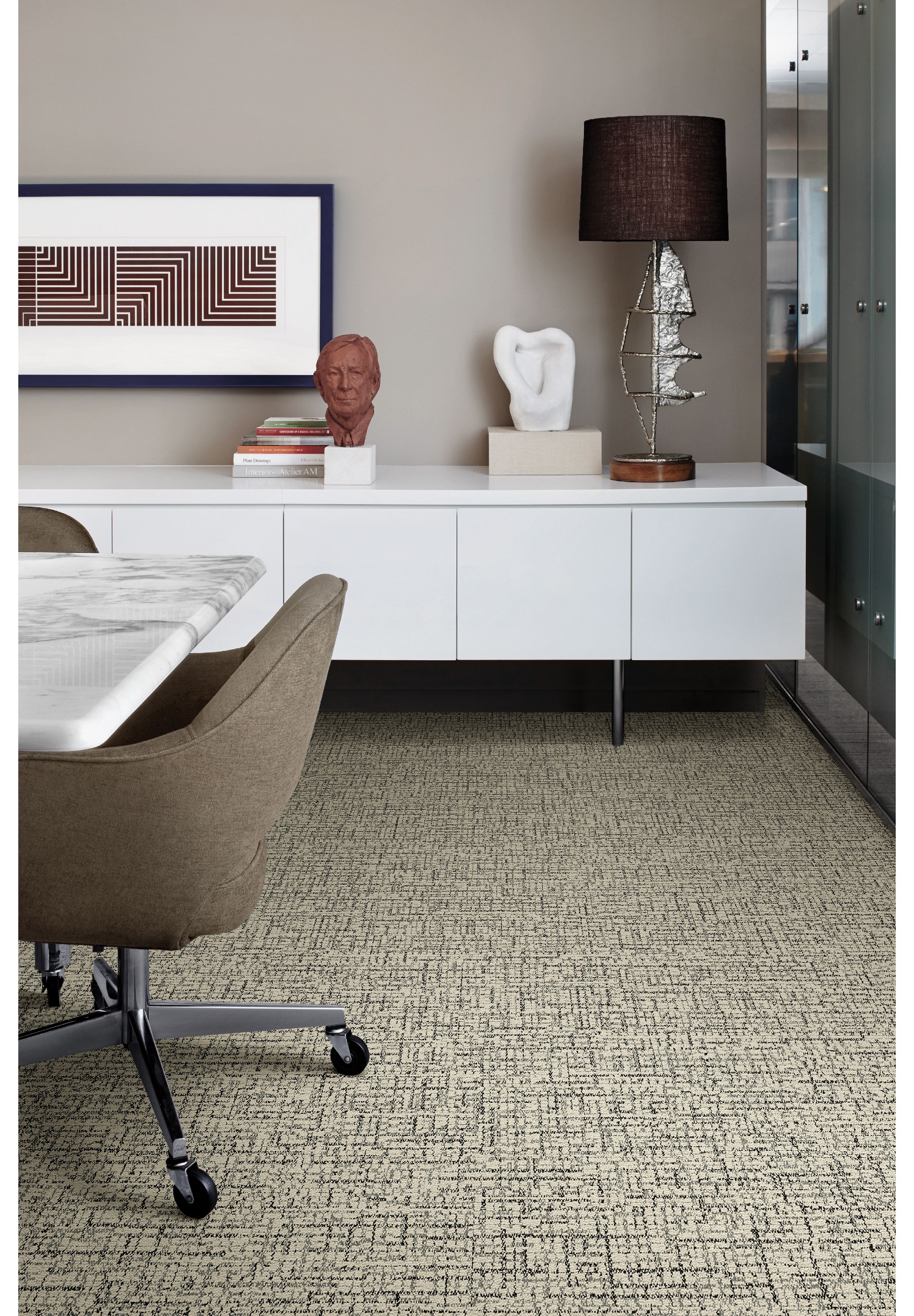 Interface Haptic plank carpet tile in meeting room corner with marble table and statues on cabinet numéro d’image 1